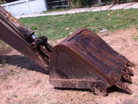 KOMATSU PC 60-3 เครื่องเดิมปั๊มเดิมๆทำงานได้เร็วดีครับ ภายในเก๋งคอนโทรลยาวใช้งานง่ายคล่องตัวดี ภายนอกบูมอาร์มมีปะมีดามบ้างเล็กน้อยครับแต่ทำงานได้ดีเลยครับ ช่วงล่างเอวแน่น เฟลมสวยไม่ผุ โรลเลอร์โซ่บูทใบแทรกสภาพดีประมาณ 60\% เอกสารสัญญาซื้อขาย ราคาต่อรองได้คร
