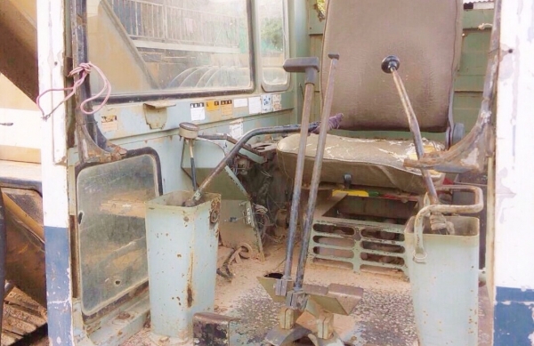 KOMATSU PC 60-3 เครื่องเดิมปั๊มเดิมๆทำงานได้เร็วดีครับ ภายในเก๋งคอนโทรลยาวใช้งานง่ายคล่องตัวดี ภายนอกบูมอาร์มมีปะมีดามบ้างเล็กน้อยครับแต่ทำงานได้ดีเลยครับ ช่วงล่างเอวแน่น เฟลมสวยไม่ผุ โรลเลอร์โซ่บูทใบแทรกสภาพดีประมาณ 60\% เอกสารสัญญาซื้อขาย ราคาต่อรองได้คร