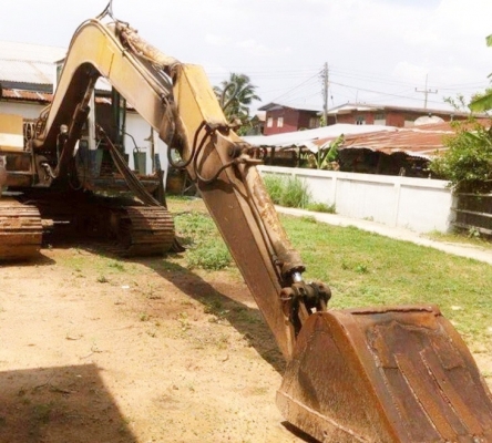 KOMATSU PC 60-3 เครื่องเดิมปั๊มเดิมๆทำงานได้เร็วดีครับ ภายในเก๋งคอนโทรลยาวใช้งานง่ายคล่องตัวดี ภายนอกบูมอาร์มมีปะมีดามบ้างเล็กน้อยครับแต่ทำงานได้ดีเลยครับ ช่วงล่างเอวแน่น เฟลมสวยไม่ผุ โรลเลอร์โซ่บูทใบแทรกสภาพดีประมาณ 60\% เอกสารสัญญาซื้อขาย ราคาต่อรองได้คร