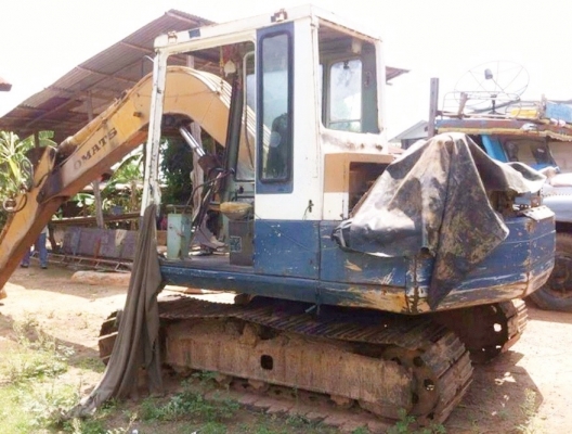 KOMATSU PC 60-3 เครื่องเดิมปั๊มเดิมๆทำงานได้เร็วดีครับ ภายในเก๋งคอนโทรลยาวใช้งานง่ายคล่องตัวดี ภายนอกบูมอาร์มมีปะมีดามบ้างเล็กน้อยครับแต่ทำงานได้ดีเลยครับ ช่วงล่างเอวแน่น เฟลมสวยไม่ผุ โรลเลอร์โซ่บูทใบแทรกสภาพดีประมาณ 60\% เอกสารสัญญาซื้อขาย ราคาต่อรองได้คร