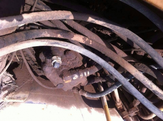 KOMATSU PC 60-3 เครื่องเดิมปั๊มเดิมๆทำงานได้เร็วดีครับ ภายในเก๋งคอนโทรลยาวใช้งานง่ายคล่องตัวดี ภายนอกบูมอาร์มมีปะมีดามบ้างเล็กน้อยครับแต่ทำงานได้ดีเลยครับ ช่วงล่างเอวแน่น เฟลมสวยไม่ผุ โรลเลอร์โซ่บูทใบแทรกสภาพดีประมาณ 60\% เอกสารสัญญาซื้อขาย ราคาต่อรองได้คร