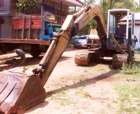 KOMATSU PC 60-3 เครื่องเดิมปั๊มเดิมๆทำงานได้เร็วดีครับ ภายในเก๋งคอนโทรลยาวใช้งานง่ายคล่องตัวดี ภายนอกบูมอาร์มมีปะมีดามบ้างเล็กน้อยครับแต่ทำงานได้ดีเลยครับ ช่วงล่างเอวแน่น เฟลมสวยไม่ผุ โรลเลอร์โซ่บูทใบแทรกสภาพดีประมาณ 60\% เอกสารสัญญาซื้อขาย ราคาต่อรองได้คร