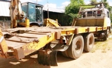 HINO F18 - 220 HP EM100 สิบล้อเพลาเดียว เทรลเลอร์ท้ายลาดมีหางพับไฮดรอลิกส์ขึ้นรถเกี่ยวข้าวและขึ้นรถแบ็คโฮร PC 200 ได้เลยครับ เครื่องยนต์วางใหม่ของ HINO SUMO ลงเล่มครบพร้อม ภายในเก๋งคอนโซลสวยครบ พวงมาลัยเพาเวอร์ ระบบเบรคทริ๊ปฟี้ครบ ช่วงล่างใหญ่แน่นดีคัชซีไ