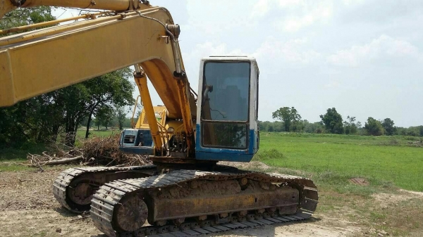 ขาย KOMATSU PC 200-5 สภาพสวยพร้อมใช้ ราคาต่อรองได้ ติดต่อได้ที่คุณ อ๊อฟ พิจิตร 086-7379991