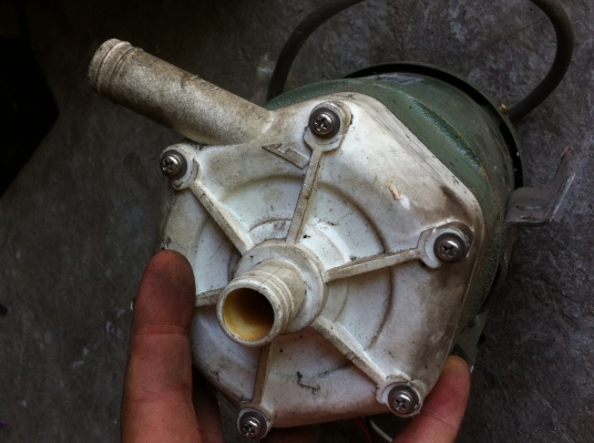 ปั๊มแม่เหล็ก ยี่ห้อ SANSO กำลัง 150 W. ใข้สูบจ่ายของเหลวได้ทั่วไป ขนาดท่อ 20 มม.