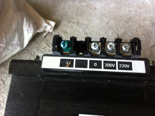 หม้อแปลงไฟจาก 200-220 V. เป็น 100-110 V. ยี่ห้อ AIHARA จากญี่ปุ่นขนาด 2 KVA.