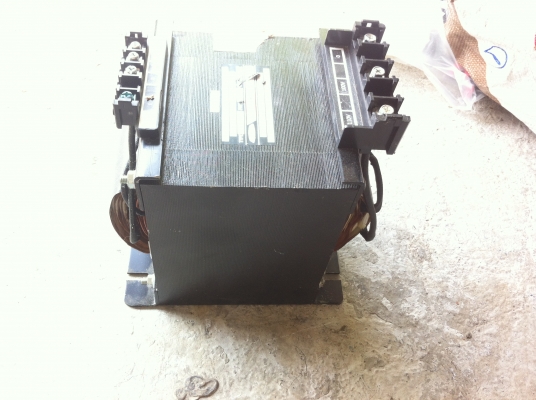 หม้อแปลงไฟจาก 200-220 V. เป็น 100-110 V. ยี่ห้อ AIHARA จากญี่ปุ่นขนาด 2 KVA.