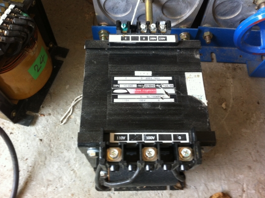 หม้อแปลงไฟจาก 200-220 V. เป็น 100-110 V. ยี่ห้อ AIHARA จากญี่ปุ่นขนาด 2 KVA.