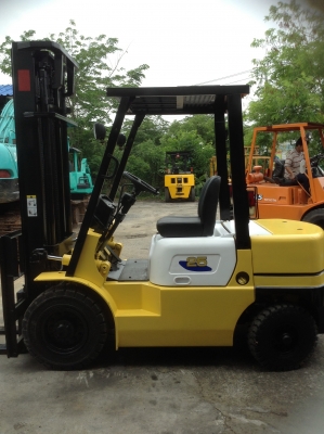 +++ ขายโฟล์คลิฟท์ HALLA FD25  ข่นาด  2.5  ตัน  (รถนอก) เครื่องยนต์ดีเซล  เสา  4  เมตร  เกียร์ออโตเมติค  งา 1,070  มม.  ยางตันใหม่