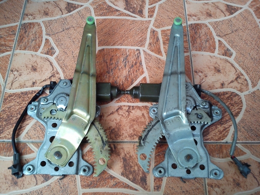 เฟืองกระจกไฟฟ้า คู่หลัง ซ้าย-ขวา ของรถ TOYOTA COROLLA  AE100