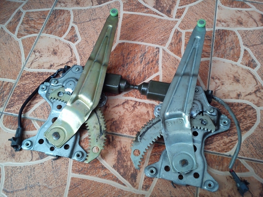 เฟืองกระจกไฟฟ้า คู่หลัง ซ้าย-ขวา ของรถ TOYOTA COROLLA  AE100