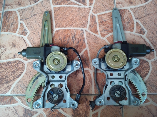 เฟืองกระจกไฟฟ้า คู่หลัง ซ้าย-ขวา ของรถ TOYOTA COROLLA  AE100