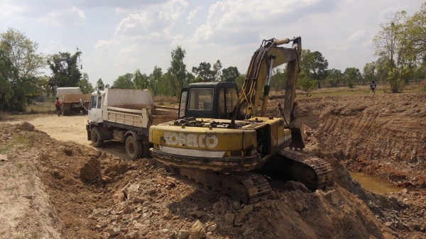 **570,000 บ.ต่อรอง/// แบคโฮ KOBE 200 มาร์ค 3 **ขาย KOBELCO SK200 MARK-3 แบคโฮยอดนิยม KOBELCO MARK-3 SK200 เก๋งน้ำเงิน เครื่องเดิม ปั้มเดิม ไฟฟ้าตัด เครื่อง/ปั้ม ฟิตใหม่ เช็คใหม่ แน่น แรง ทำงานเร็ว ไม่โหลด บูมอาร์มดี มีปะบ้างบางจุด บุ้งกี๋ดี เอวดี แน่น ช่ว