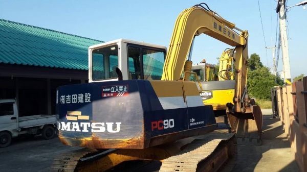 PC 90 รถเก่าญี่ปุ่นสวยจัด 2,000 กว่าชั่วโมง