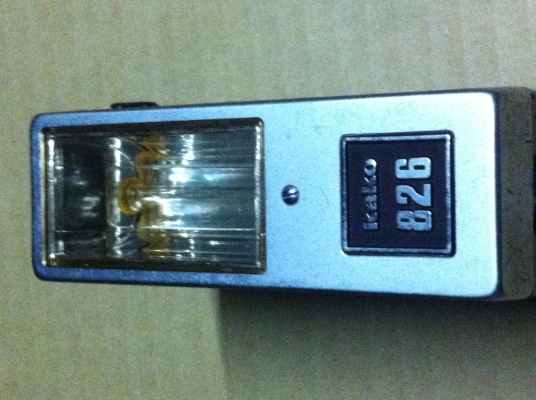 แฟขสำหรับถ่ายภาพ KAKO จากญี่ปุ่นมีสายเสียบกับกล้องและมีสายสำหรับเสียบไฟได้ด้วย