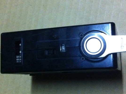 แฟขสำหรับถ่ายภาพ KAKO จากญี่ปุ่นมีสายเสียบกับกล้องและมีสายสำหรับเสียบไฟได้ด้วย