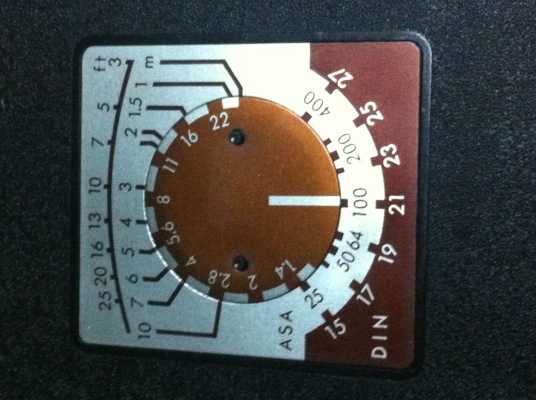 แฟขสำหรับถ่ายภาพ KAKO จากญี่ปุ่นมีสายเสียบกับกล้องและมีสายสำหรับเสียบไฟได้ด้วย