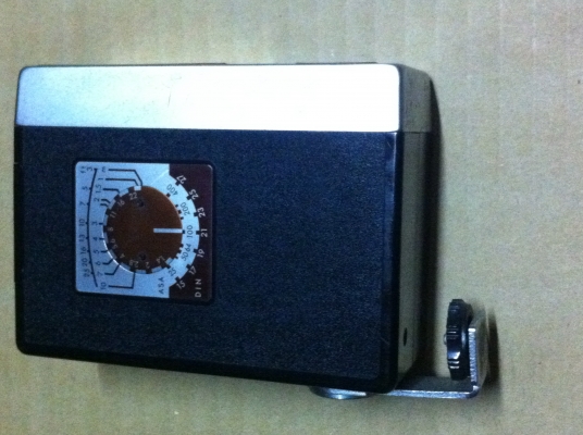 แฟขสำหรับถ่ายภาพ KAKO จากญี่ปุ่นมีสายเสียบกับกล้องและมีสายสำหรับเสียบไฟได้ด้วย