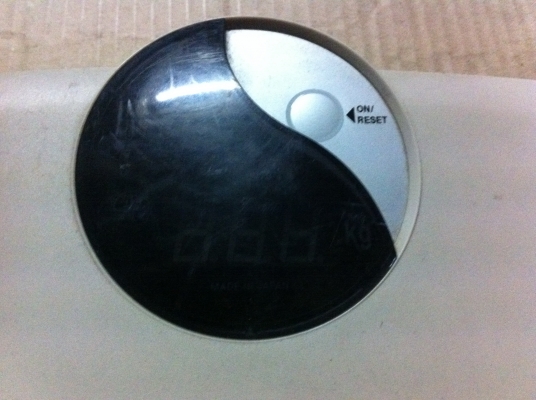 เครื่องขั่งน้ำหนักตัวดิจิตอล  รับน้ำหนักได้ 115 กก. ใข้ถ่าน 4 ก้อน