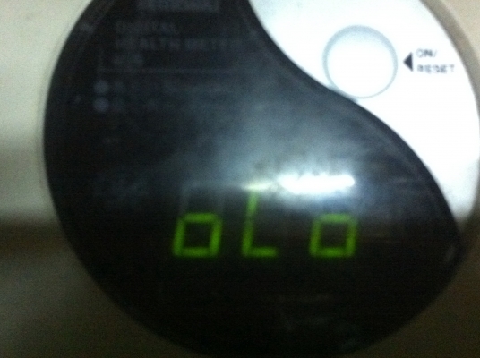 เครื่องขั่งน้ำหนักตัวดิจิตอล  รับน้ำหนักได้ 115 กก. ใข้ถ่าน 4 ก้อน