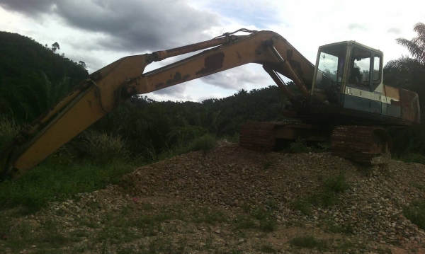 รถแบคโฮ KOMATSU  PC 200 - 5      สนใจติดต่อ  081 - 6079515