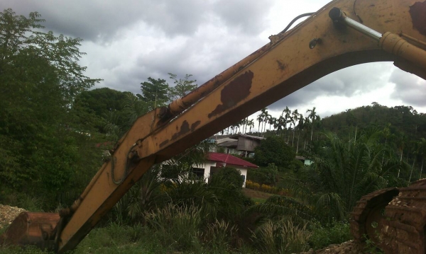 รถแบคโฮ KOMATSU  PC 200 - 5      สนใจติดต่อ  081 - 6079515