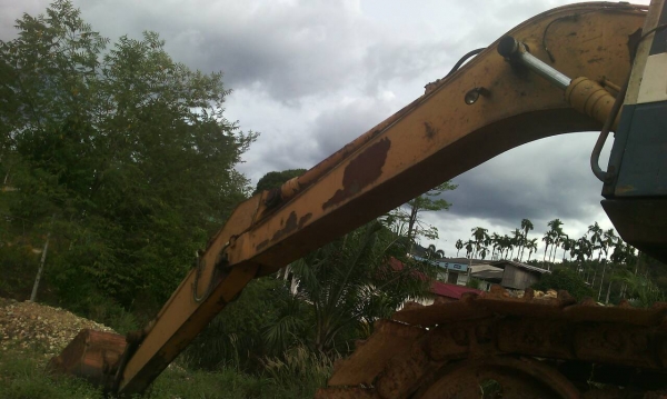 รถแบคโฮ KOMATSU  PC 200 - 5      สนใจติดต่อ  081 - 6079515