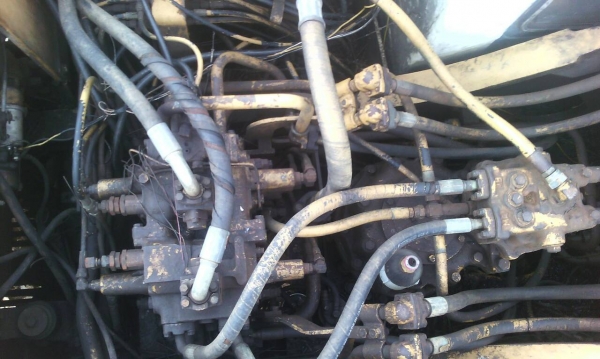 รถแบคโฮ KOMATSU  PC 200 - 5      สนใจติดต่อ  081 - 6079515