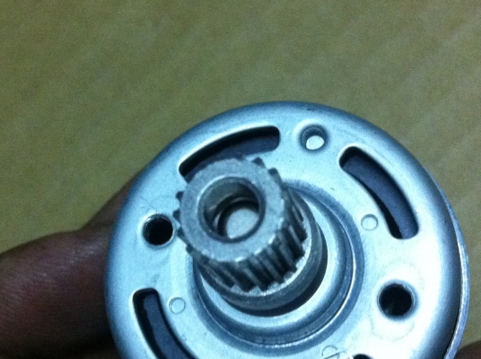 มอเตอร์ DC  ขนาดยาวถึง 10  cm. เส้นผ่าศูนย์กลางแกนโต 5-6 มม. ใข้แบตเตอรีต่อใข้งานได้ตั้งแต่ 6 - 36 V. แรงบิดเยอะออกตัวดี