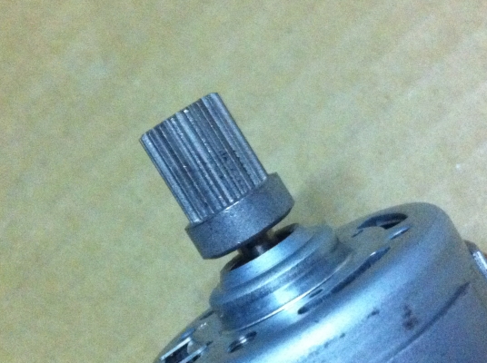 มอเตอร์ DC  ขนาดยาวถึง 10  cm. เส้นผ่าศูนย์กลางแกนโต 5-6 มม. ใข้แบตเตอรีต่อใข้งานได้ตั้งแต่ 6 - 36 V. แรงบิดเยอะออกตัวดี