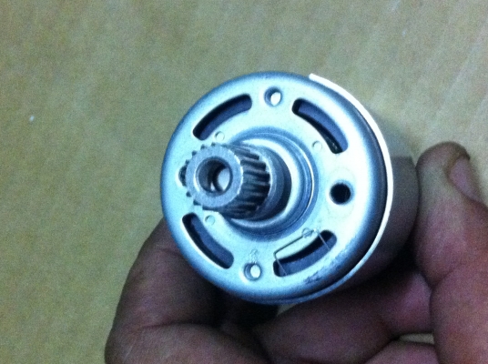 มอเตอร์ DC  ขนาดยาวถึง 10  cm. เส้นผ่าศูนย์กลางแกนโต 5-6 มม. ใข้แบตเตอรีต่อใข้งานได้ตั้งแต่ 6 - 36 V. แรงบิดเยอะออกตัวดี