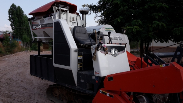 ขายรถเกี่ยวนวดข้าว kubota dc60 Plus ปี54 พร้อมเทเลอร์ ขายรถเกี่ยวนวดข้าว kubota dc60 Plus ปี54 พร้อมเทเลอร์