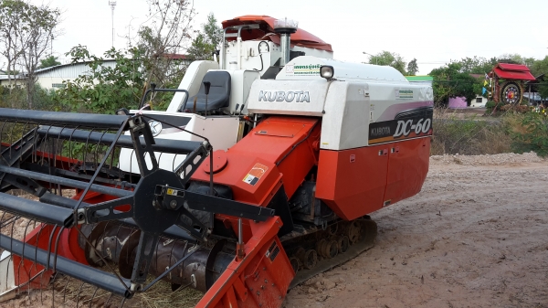 ขายรถเกี่ยวนวดข้าว kubota dc60 Plus ปี54  พร้อมเทเลอร์
