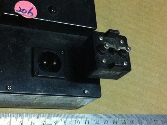 เครื่องวัดอุณหภูมิแบบผิวสัมผัส (วัดความร้อนหัวแร้ง) เอาขิ้นงานที่จะวัดมาสัมผัสส่วนบนที่เป็นโหละ