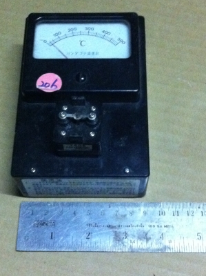 เครื่องวัดอุณหภูมิแบบผิวสัมผัส (วัดความร้อนหัวแร้ง) เอาขิ้นงานที่จะวัดมาสัมผัสส่วนบนที่เป็นโหละ