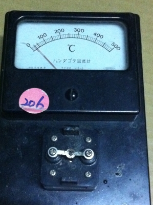 เครื่องวัดอุณหภูมิแบบผิวสัมผัส (วัดความร้อนหัวแร้ง) เอาขิ้นงานที่จะวัดมาสัมผัสส่วนบนที่เป็นโหละ