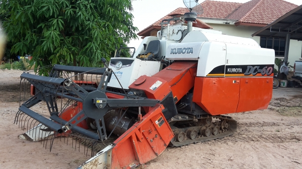 ขายครับรถเกี่ยว kubota dc60 Plus ปี54