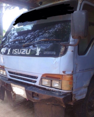 ISUZU NPR 120 HP 4HF1 ปี 39 หกล้อดั๊มพ์ กระบะดั๊มพ์เหล็ก 4 ตันความยาว 3.60 เมตรสภาพดีพร้อมใช้งานได้เลยครับ เครื่องยนต์ฝาดำเดิมๆแรงดีไม่เยิ้ม ภายในเก๋งคอนโซลครบพร้อม พวงมาลัยเพาเวอร์ ช่วงล่างใหญ่คานหน้ากับเฟือง F ครบแล้วครับ คัชซีมีดามฝั่งข้างถังน้ำมันที่เ