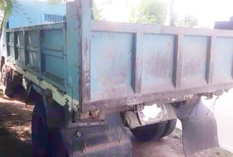 ISUZU NPR 120 HP 4HF1 ปี 39 หกล้อดั๊มพ์ กระบะดั๊มพ์เหล็ก 4 ตันความยาว 3.60 เมตรสภาพดีพร้อมใช้งานได้เลยครับ เครื่องยนต์ฝาดำเดิมๆแรงดีไม่เยิ้ม ภายในเก๋งคอนโซลครบพร้อม พวงมาลัยเพาเวอร์ ช่วงล่างใหญ่คานหน้ากับเฟือง F ครบแล้วครับ คัชซีมีดามฝั่งข้างถังน้ำมันที่เ