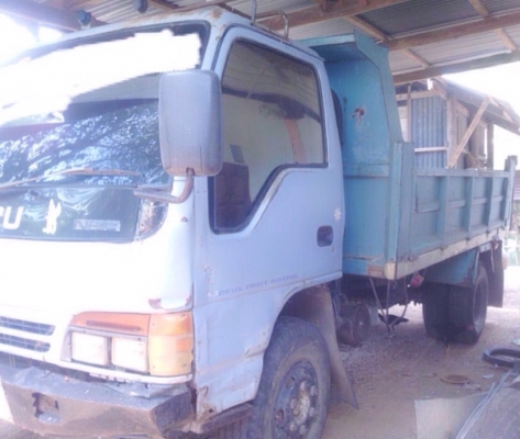 ISUZU NPR 120 HP 4HF1 ปี 39 หกล้อดั๊มพ์ กระบะดั๊มพ์เหล็ก 4 ตันความยาว 3.60 เมตรสภาพดีพร้อมใช้งานได้เลยครับ เครื่องยนต์ฝาดำเดิมๆแรงดีไม่เยิ้ม ภายในเก๋งคอนโซลครบพร้อม พวงมาลัยเพาเวอร์ ช่วงล่างใหญ่คานหน้ากับเฟือง F ครบแล้วครับ คัชซีมีดามฝั่งข้างถังน้ำมันที่เ