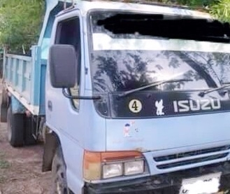 ISUZU NPR 120 HP 4HF1 ปี 39 หกล้อดั๊มพ์ กระบะดั๊มพ์เหล็ก 4 ตันความยาว 3.60 เมตรสภาพดีพร้อมใช้งานได้เลยครับ เครื่องยนต์ฝาดำเดิมๆแรงดีไม่เยิ้ม ภายในเก๋งคอนโซลครบพร้อม พวงมาลัยเพาเวอร์ ช่วงล่างใหญ่คานหน้ากับเฟือง F ครบแล้วครับ คัชซีมีดามฝั่งข้างถังน้ำมันที่เ