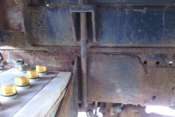 ISUZU NPR 120 HP 4HF1 ปี 39 หกล้อดั๊มพ์ กระบะดั๊มพ์เหล็ก 4 ตันความยาว 3.60 เมตรสภาพดีพร้อมใช้งานได้เลยครับ เครื่องยนต์ฝาดำเดิมๆแรงดีไม่เยิ้ม ภายในเก๋งคอนโซลครบพร้อม พวงมาลัยเพาเวอร์ ช่วงล่างใหญ่คานหน้ากับเฟือง F ครบแล้วครับ คัชซีมีดามฝั่งข้างถังน้ำมันที่เ