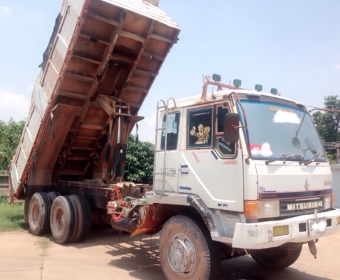 MITSUBISHI FUSO FN527 - 195 HP 6D16 TD 5670 สิบล้อดั๊มพ์ 2 เพลา กระบะดั๊มพ์เหล็ก 12 ตันของ KAC สภาพดีพร้อมบรรทุกหนักได้เลยครับ เครื่องยนต์แน่นแรงดีมากครับ เกียร์ 10 SPEED ภายในเก๋งคอนโซลสวยครบพร้อม แอร์เย็น พวงมาลัยเพาเวอร์ ระบบเบรคทริ๊ปฟี้ครบครัน ช่วงล่า