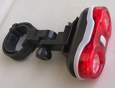 ไฟท้าย D-Light พร้อมตัวยึดหลักอาน ไฟท้าย D-Light พร้อมตัวยึดหลักอาน