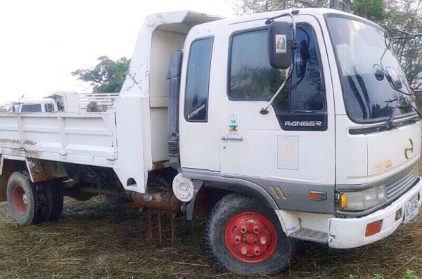 HINO FD 195 HP HO7D หกล้อดั๊มพ์ กระบะดั๊มพ์เหล็ก 5 ตันความยาว 3.60 เมตรสภาพดีพร้อมบรรทุกหนักได้เลย เครื่องแน่นดีแรงดีไม่มีเยิ้ม หัวเก๋งสมอทองภายในเก๋งคอนโซลสวยครบ พวงมาลัยเพาเวอร์ ระบบเบรคทริ๊ปฟี้ครบครัน ช่วงล่างแน่นดีคัชซีสวยไม่มีแตกไม่มีบวม ยาง 8.25 ขอบ