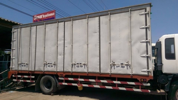 6ล้อ เครื่อง 195 แรง ยาว 7.20 ตู้ 10 บานรถสวย ราคาต่อรองนิดหน่อย