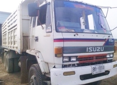 ISUZU ROCKY FXZ 240 HP 6SD1 สิบล้อดั๊มพ์ 2 เพลา ร็อกหัวขาว กระบะดั๊มพ์เหล็ก 12 ตันของสามมิตรลอนนอนสภาพดีสวยพร้อมบรรทุกหนักได้เลยครับ เครื่องยนต์แรงดีไม่มีเยิ้มมีสโลว์ครบพร้อม ภายในเก๋งคอนโซลครบพร้อมพื้นมีผุบ้างตามสภาพครับ พวงมาลัยเพาเวอร์ ระบบเบรคทริ๊ปฟี้