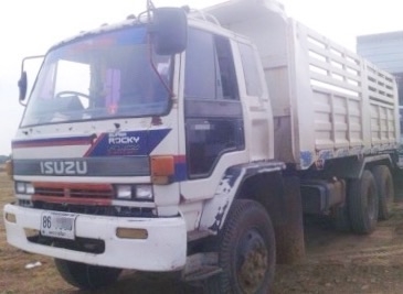 ISUZU ROCKY FXZ 240 HP 6SD1 สิบล้อดั๊มพ์ 2 เพลา ร็อกหัวขาว กระบะดั๊มพ์เหล็ก 12 ตันของสามมิตรลอนนอนสภาพดีสวยพร้อมบรรทุกหนักได้เลยครับ เครื่องยนต์แรงดีไม่มีเยิ้มมีสโลว์ครบพร้อม ภายในเก๋งคอนโซลครบพร้อมพื้นมีผุบ้างตามสภาพครับ พวงมาลัยเพาเวอร์ ระบบเบรคทริ๊ปฟี้