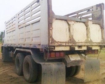 ISUZU ROCKY FXZ 240 HP 6SD1 สิบล้อดั๊มพ์ 2 เพลา ร็อกหัวขาว กระบะดั๊มพ์เหล็ก 12 ตันของสามมิตรลอนนอนสภาพดีสวยพร้อมบรรทุกหนักได้เลยครับ เครื่องยนต์แรงดีไม่มีเยิ้มมีสโลว์ครบพร้อม ภายในเก๋งคอนโซลครบพร้อมพื้นมีผุบ้างตามสภาพครับ พวงมาลัยเพาเวอร์ ระบบเบรคทริ๊ปฟี้