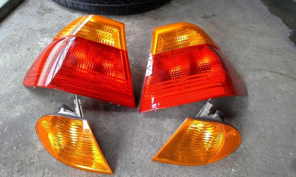 ขายไฟท้าย+ไฟมุม+ไฟแก้ม  ของ BMW E46 ราคา 1500 ให้หมด